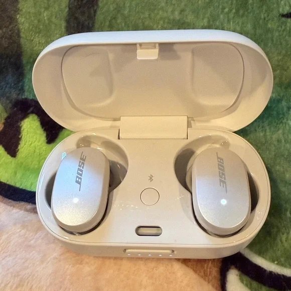 New BOSE QCEarbuds headphones AirPods wireless Bluetooth earbuds electronics - Picture 1 of 12